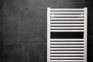 Lire la suite à propos de l’article Quels sont les atouts de l’installation d’un seche-serviette dans une salle de bain ?